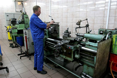 Токарный станок для ремонта гидротрансформатора.